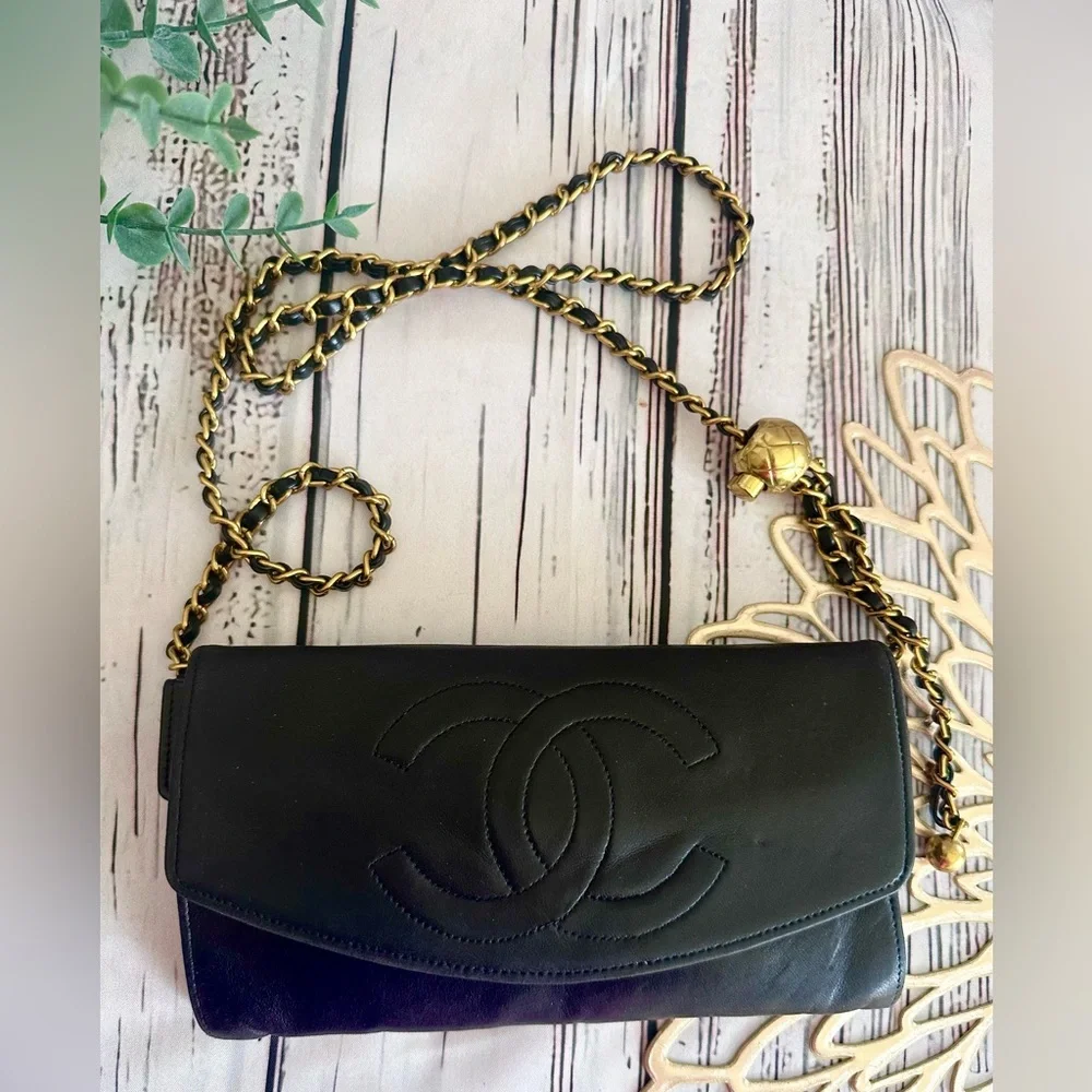 CHANEL Black and Gold Clutch with Iconic Design - Picture 4 of 10